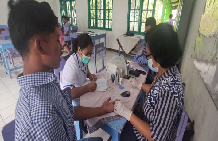 PENGECEKAN HB GULA DARAH DAN TTB DARI PUSKESMAS DI SMK TARUNATAMA